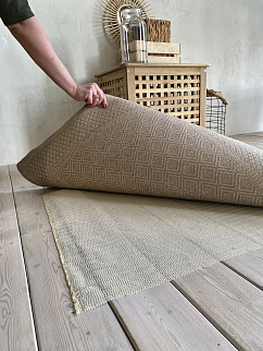 коврик с разноцветным ворсом.